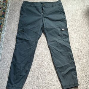 Athleta size 10 ankle length cargo pants